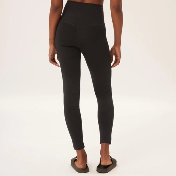 Girlfriend Collective High-Rise Compressive 7/8 Leggings in Black - Picture 2 of 9
